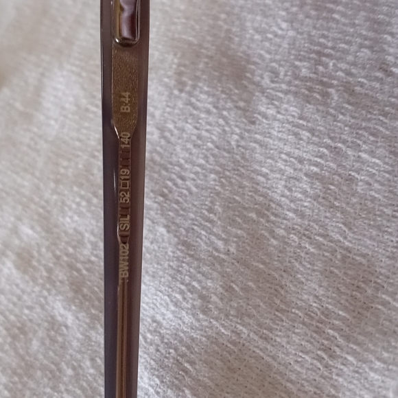 Beautiful T.B. Mirrored Sunglasses & Case - Picture 12 of 16